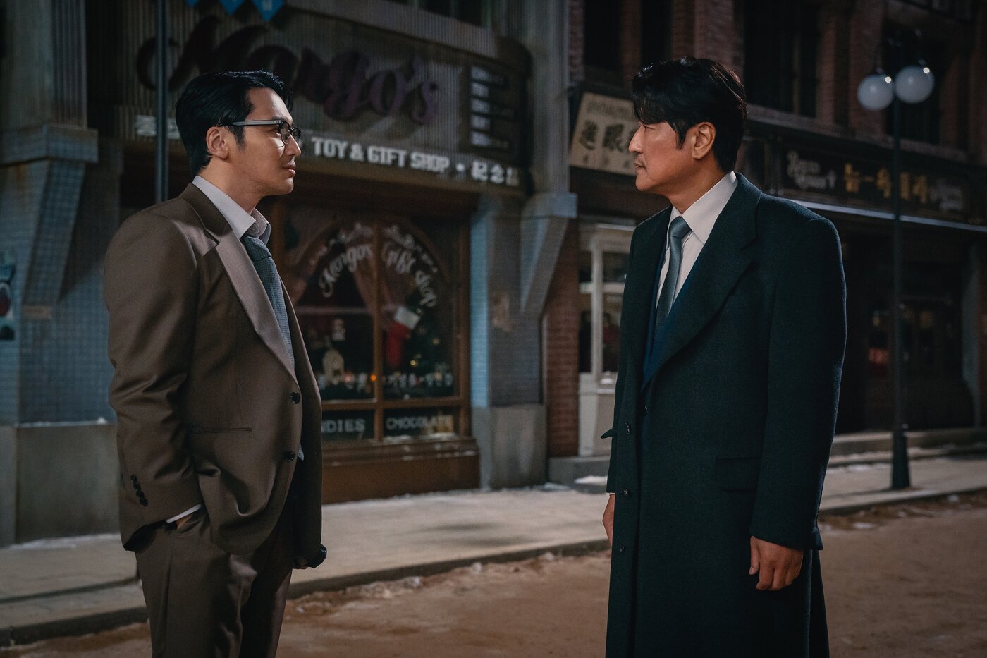 디즈니+ [삼식이 삼촌] 비평: 송강호가 그려낸 '먹고사니즘'과 뒤틀린 욕망의 대서사시